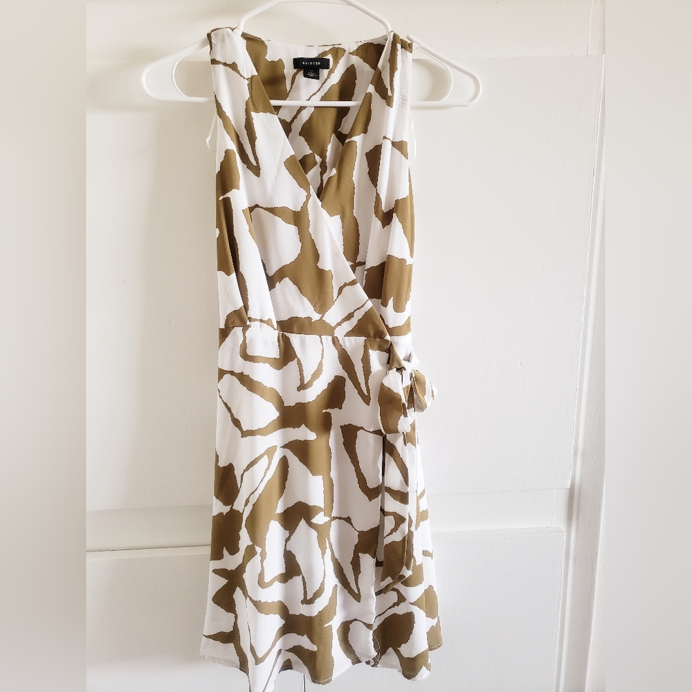 Halogen Green and White Sleeveless V-Neck Midi Sundress